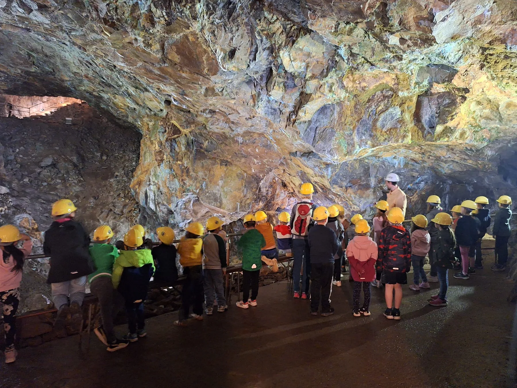 Schulausflug in ein Bergwerk.