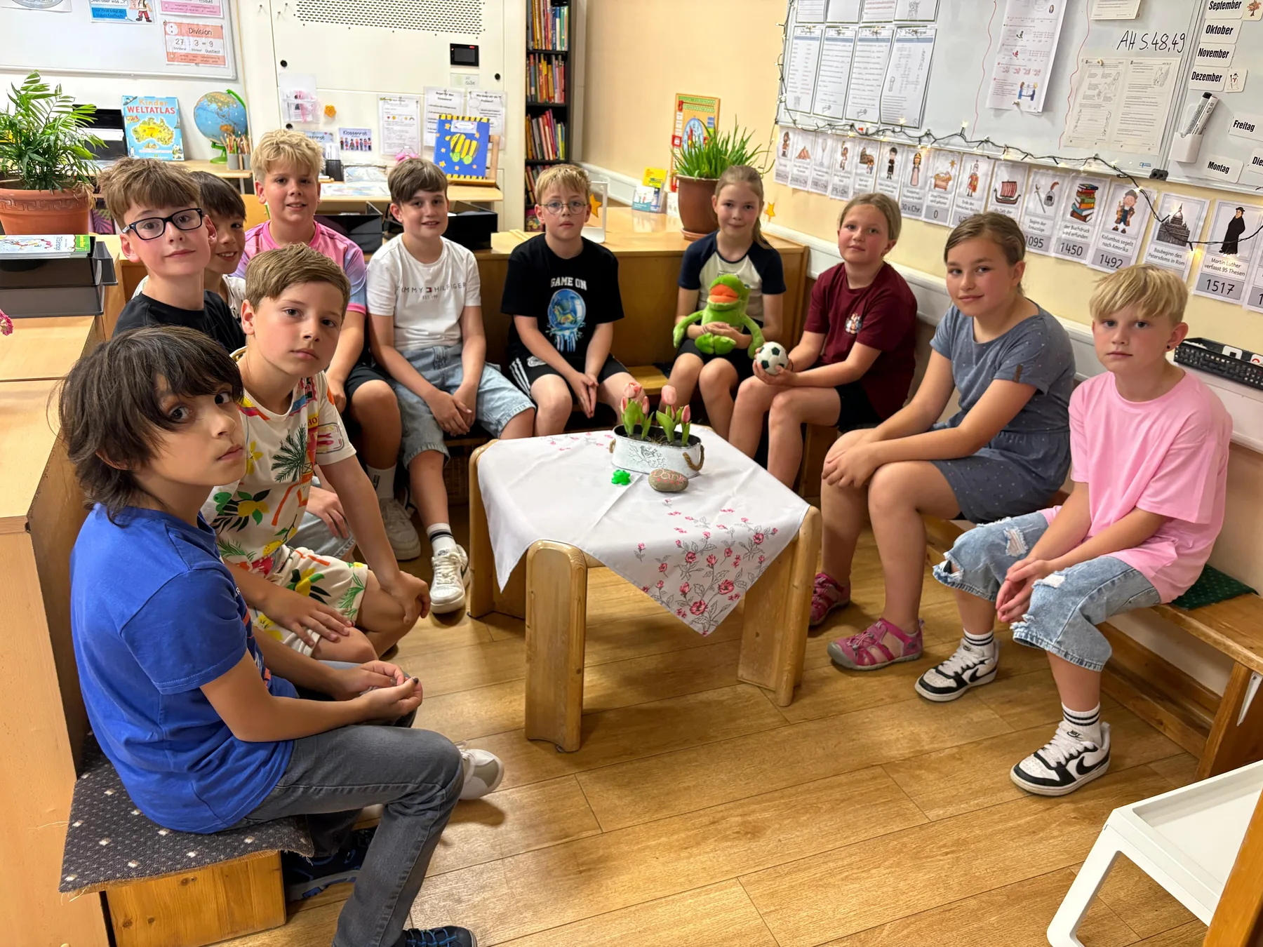 Kinder bei einer gemeinsamen Klassenaktion.