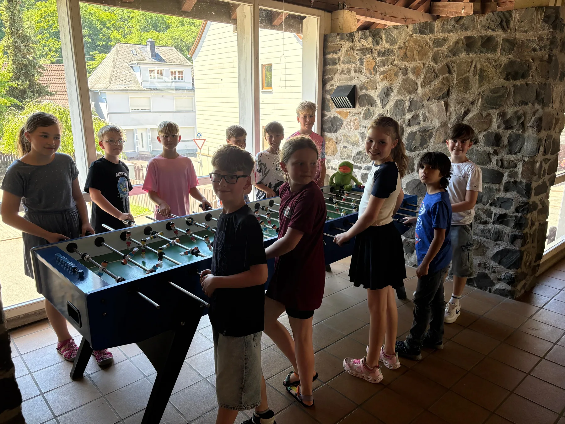 Kinder am Tischfußball.