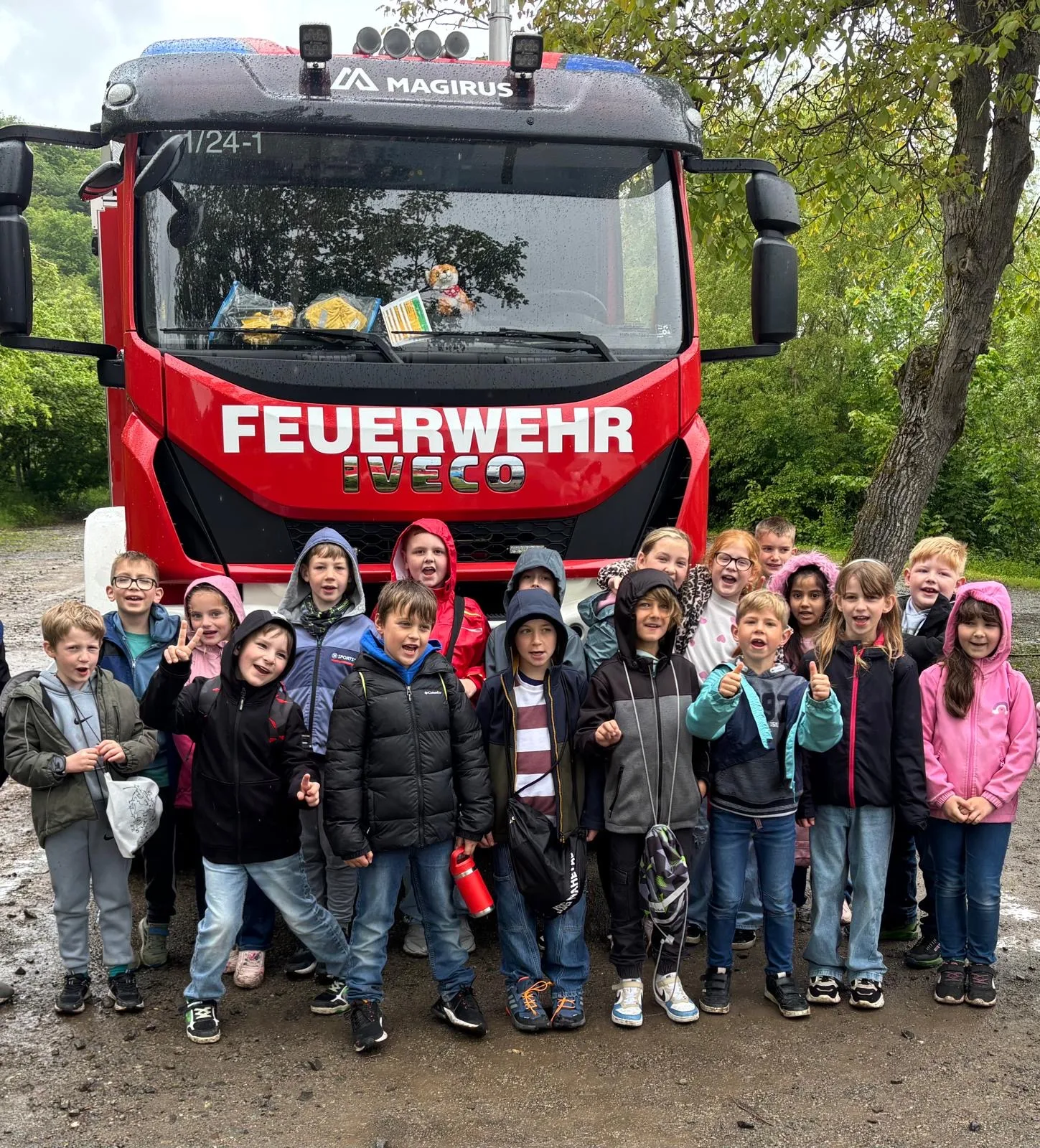 Kinder bei einem Besuch rund um die Feuerwehr.